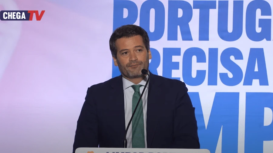Líder de extrema direita em Portugal passa mal após beber água; veja vídeo
