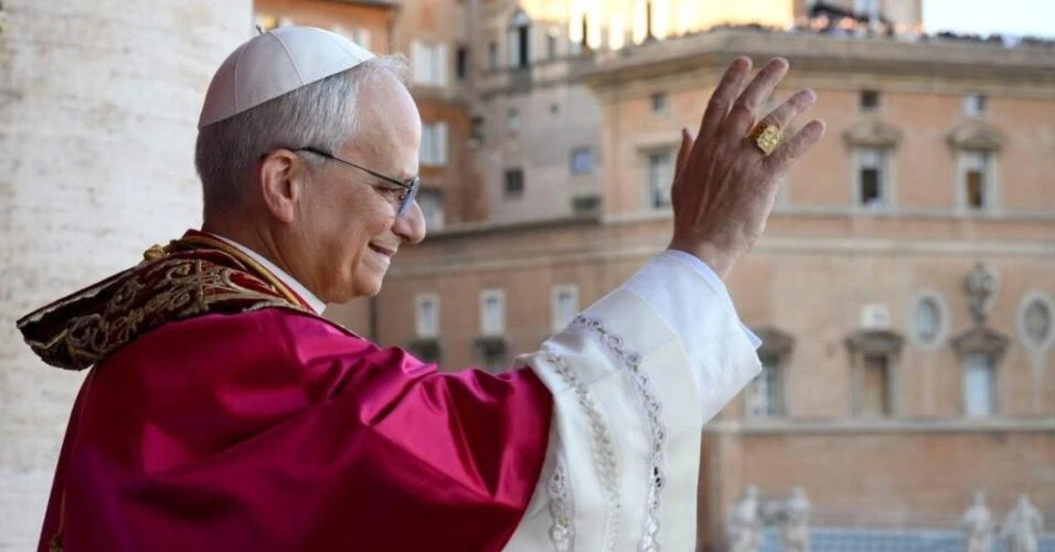 Leão XIV e Francisco: o que a primeira aparição na varanda da Basílica revelou sobre os dois estilos de papado