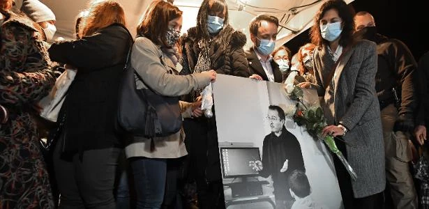 Professor decapitado em ataque jihadista é homenageado em mesquitas na França