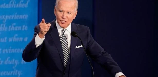 Biden não precisa entrar em quarentena após viajar com pessoa que testou positivo para covid-19, diz equipe