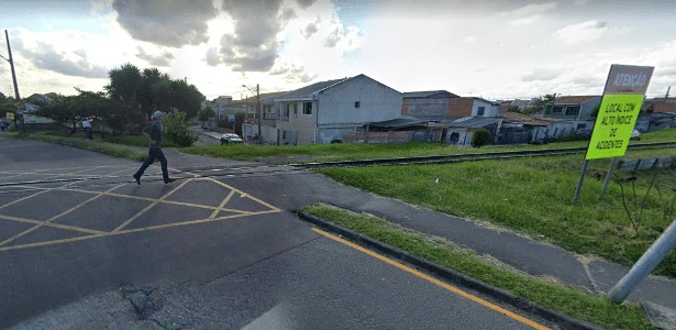 Mulher morre após acidente entre trem e micro-ônibus em Curitiba