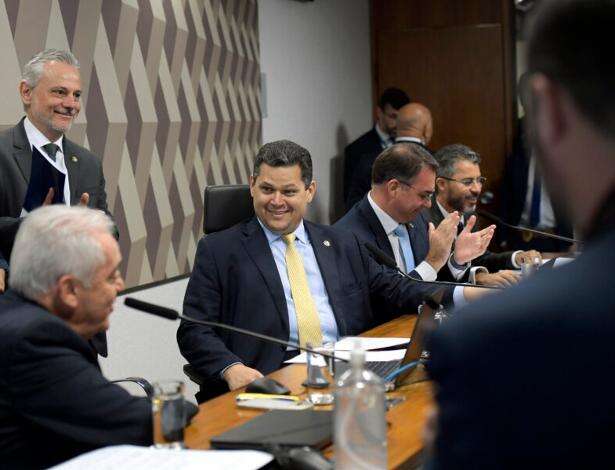 Com adesão do PSD, bancadas que apoiam Alcolumbre somam 63 senadores