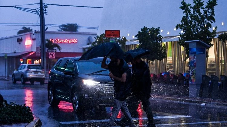 Tempestade Eta se aproxima da Flórida com ventos de mais de 100 km/h
