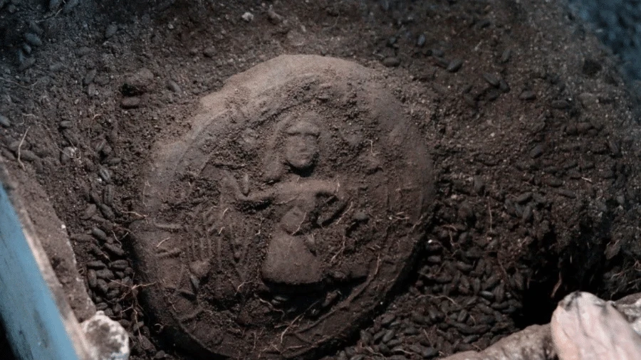 Pão de comunhão com imagem de Cristo de 1.300 anos é encontrado na Turquia