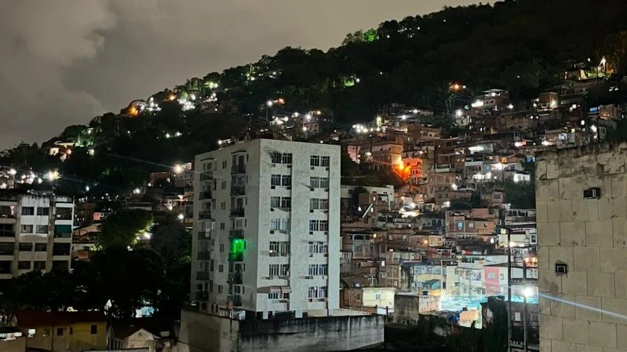 CV e TCP seguem em disputa por morro na Vila Isabel com intensos tiroteios