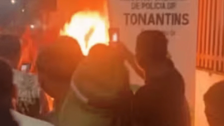 Revoltados com feminicídio, moradores invadem delegacia e queimam suspeito