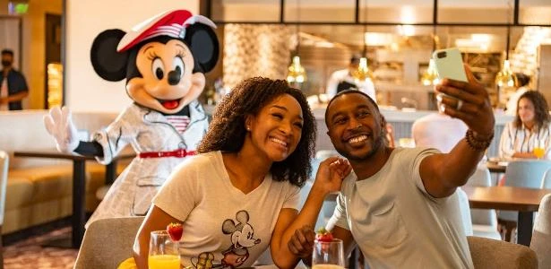 Blogueiros arrecadam quase US$ 50 mil para desempregados de parques da Disney