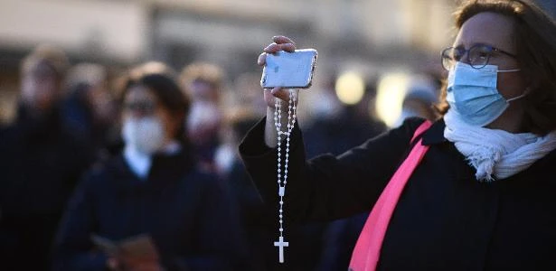 Europeus protestam contra restrições por pandemia, que podem durar meses