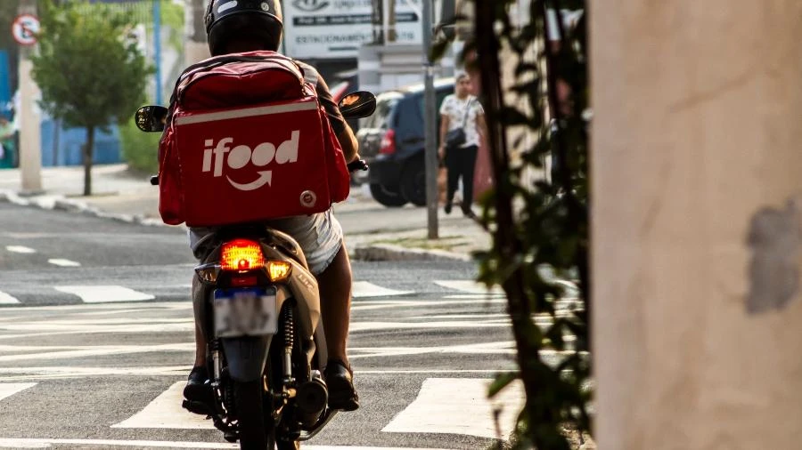 Entregadores não precisam entrar em condomínios no Rio, decreta prefeitura