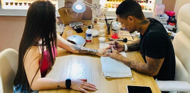 Homem ignora preconceito, torna-se 'manicure' e atende mais de mil mulheres