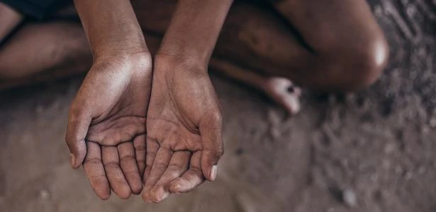 Governo tem que adotar renda básica em 2021 para evitar explosão da pobreza