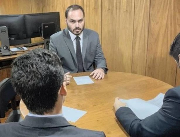 Na pandemia, Carlos Bolsonaro foi ao Planalto em 13 dias com sessão no Rio