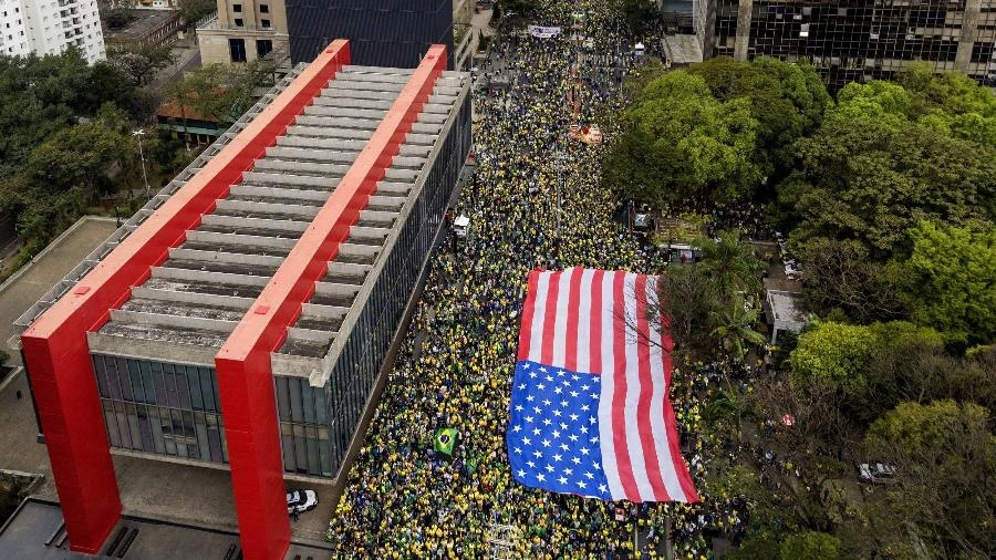 Sem Trump, ato pro-anistia troca bandeira dos EUA pela do Brasil Josias de Souza