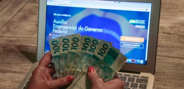 Candidatos recebem auxílio emergencial e doam para a própria campanha