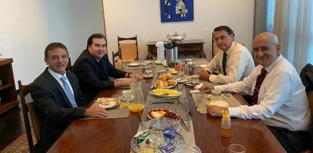 'Tomei café com Maia. E daí? Estou errado?', diz Bolsonaro a apoiadores