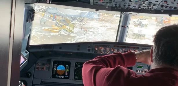 EUA: Chuva de granizo quebra para-brisa de avião e causa pouso forçado