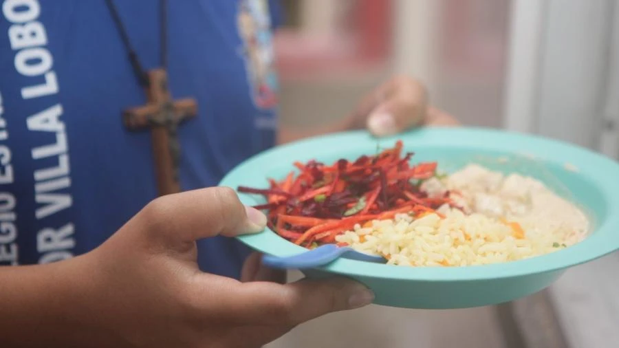 Total de crianças que recebe refeição escolar sobe 20% no mundo em 4 anos