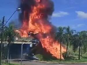 Motorista se joga de viaduto após caminhão explodir no PR; assista