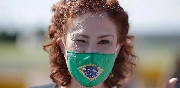 Carla Zambelli diz que tem covid-19 e se preocupa com parentes infectados
