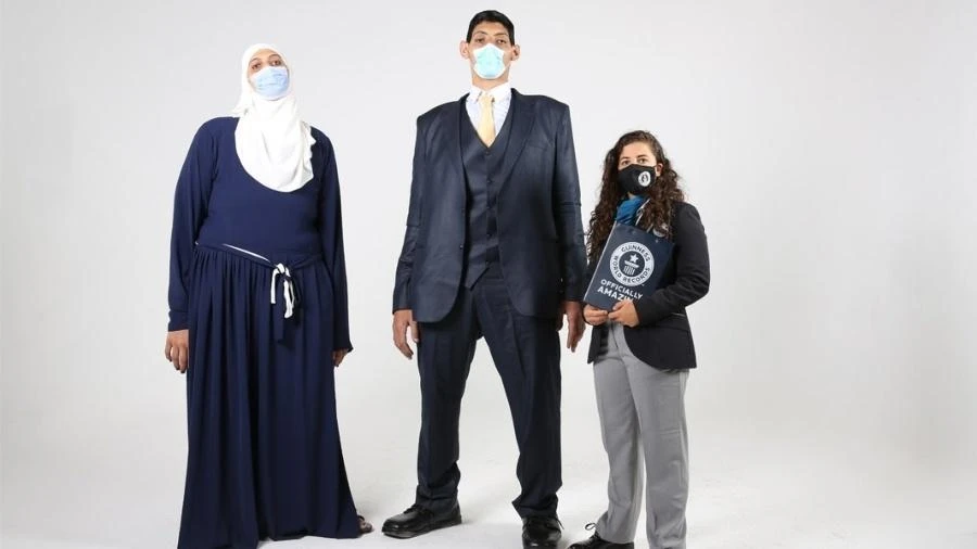 Irmãos egípcios batem recordes de maiores mãos, pés e envergadura do mundo