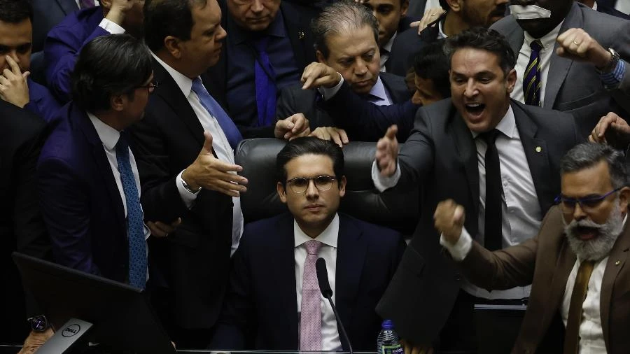 Centrão pega carona em motim bolsonarista para fugir do STF Josias de Souza