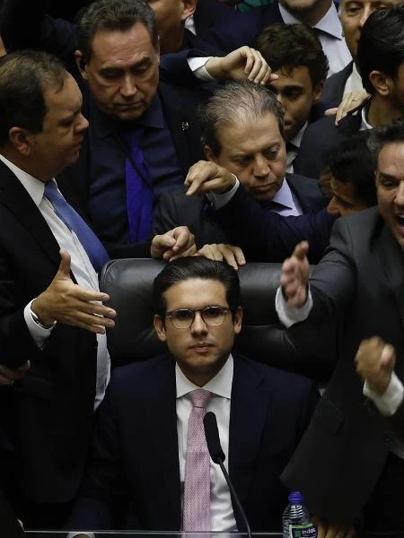 Motta precisa de ajuda para ocupar cadeira, abre sessão e pede diálogo