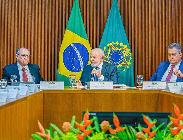 Lula ainda negocia com ministros para anunciar corte de despesas