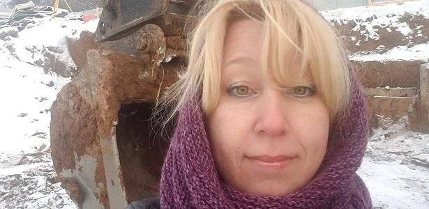 Jornalista russa critica governo e morre após colocar fogo no próprio corpo