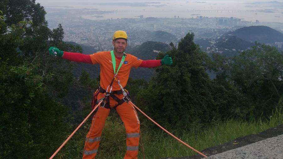 'Olho e não vejo o chão': gari alpinista, ele faxina morros e até o Cristo