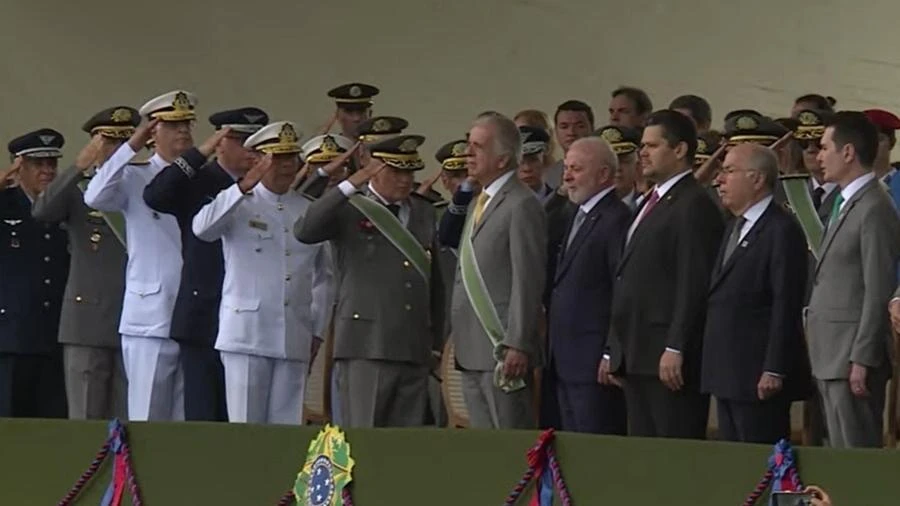 Ao lado de Lula, comandante defende imparcialidade nas ações do Exército