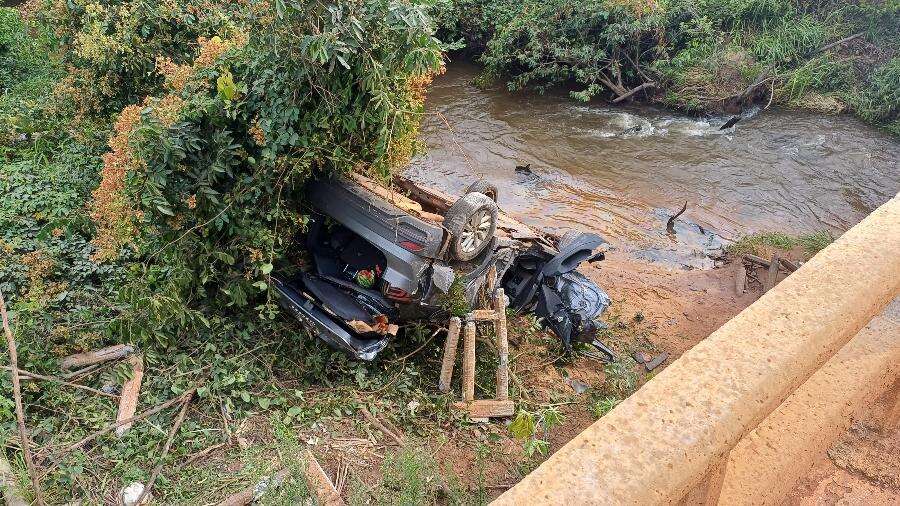 Carro com ministro do TST cai de ponte em rodovia, em Goiás