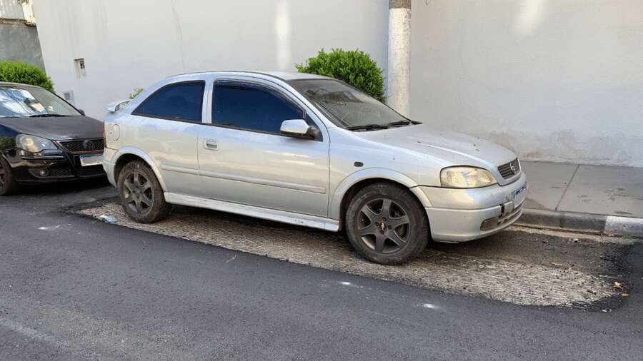 Faltou um pedacinho: rua é recapeada, mas novo asfalto contorna carro