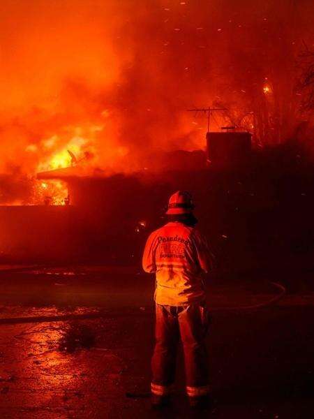 EUA: Ventos têm 'força de furacão' e incêndio é 'pesadelo' para bombeiros