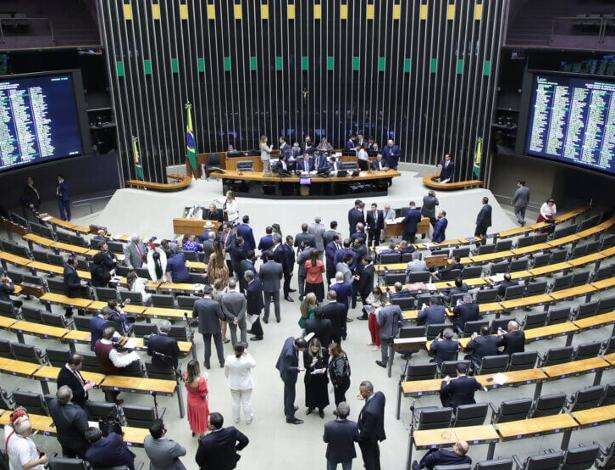 Onze deputados do PL contrariam bancada e votam a favor da reforma