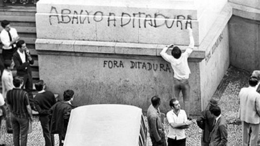 Enlouquecer de tortura: atual negação da ditadura por Bolsonaro é violência