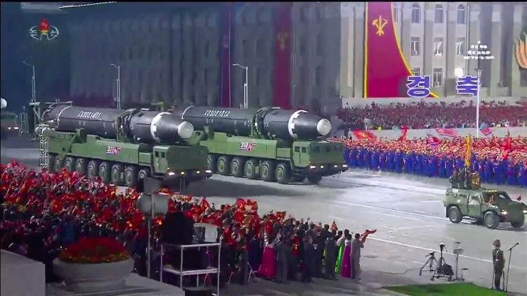 Coreia do Norte revela míssil balístico gigante durante desfile em Pyongyang