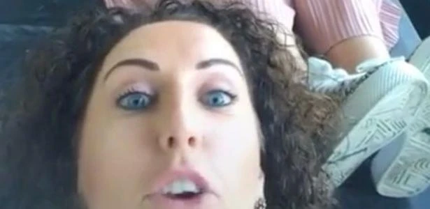 Amigas 'imitam' malas e descobrem o que há atrás da esteira do aeroporto