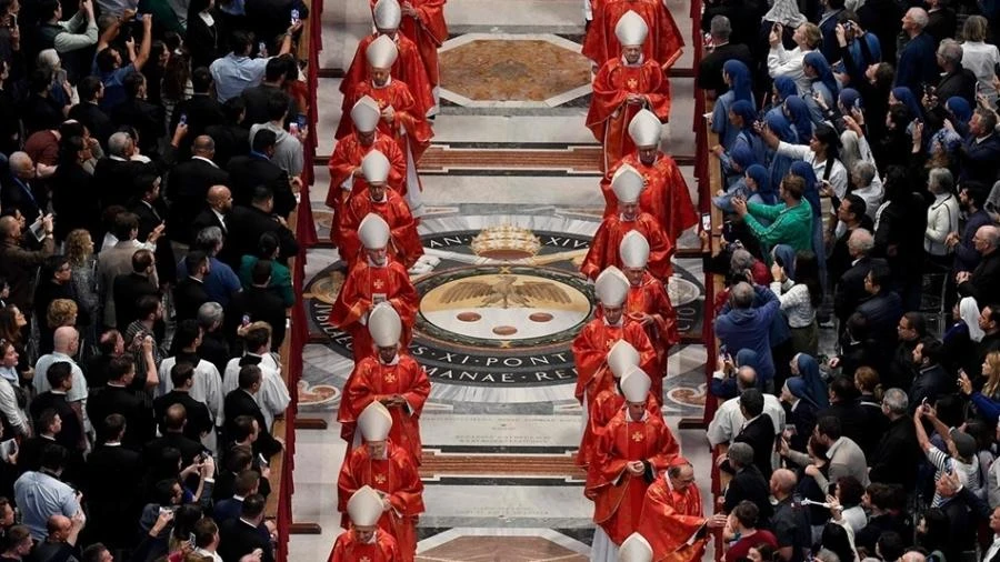 Entrada de cardeais para missa do conclave forma 'corredor vermelho'; veja