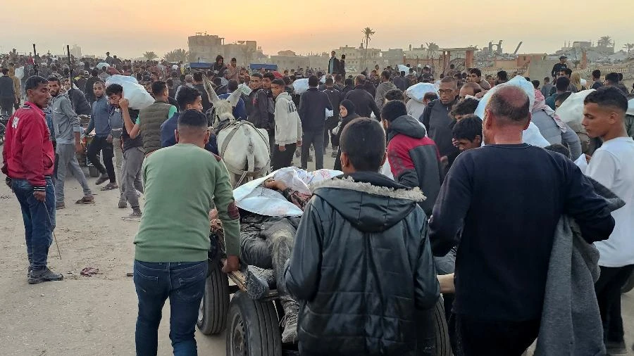 Marido esfaqueado, tiros de drone: os perigos na busca por ajuda em Gaza