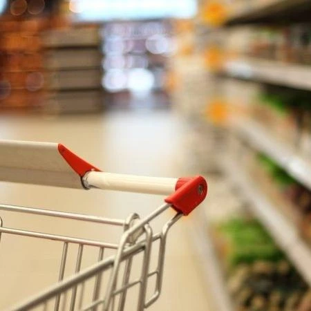 Brasileiro vai mais ao mercado, mas sai com carrinho menor, mostra estudo