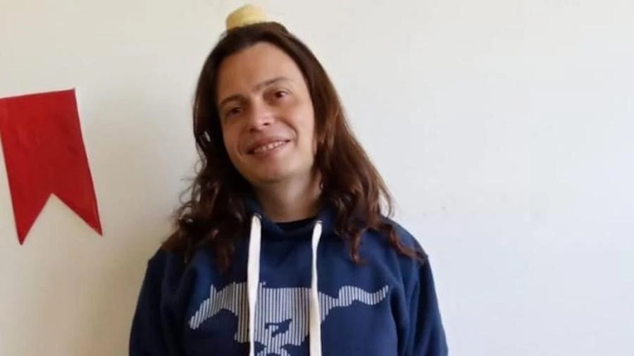 Servidor contesta aposentadoria e denuncia isolamento e oferta de cura gay