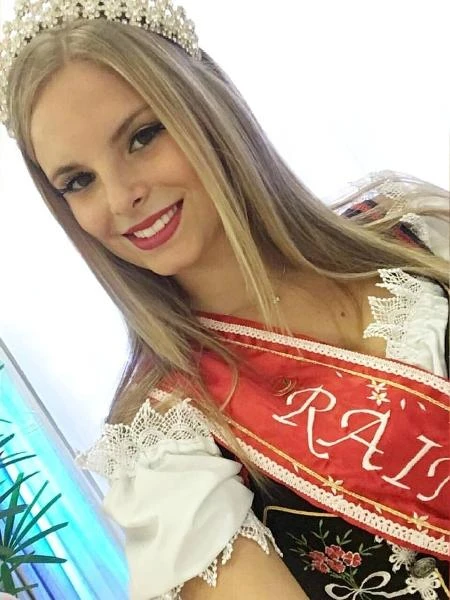 Ex-rainha de festa alemã morre ao cair em barranco em colisão de moto em SC
