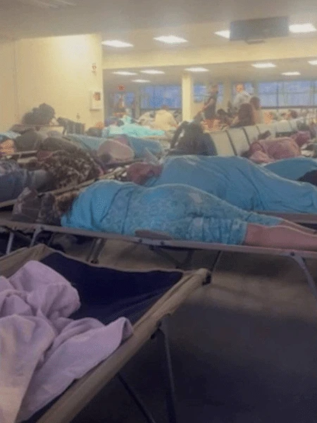 Casal fuma em banheiro de avião, causa pouso de emergência e atraso de 22h
