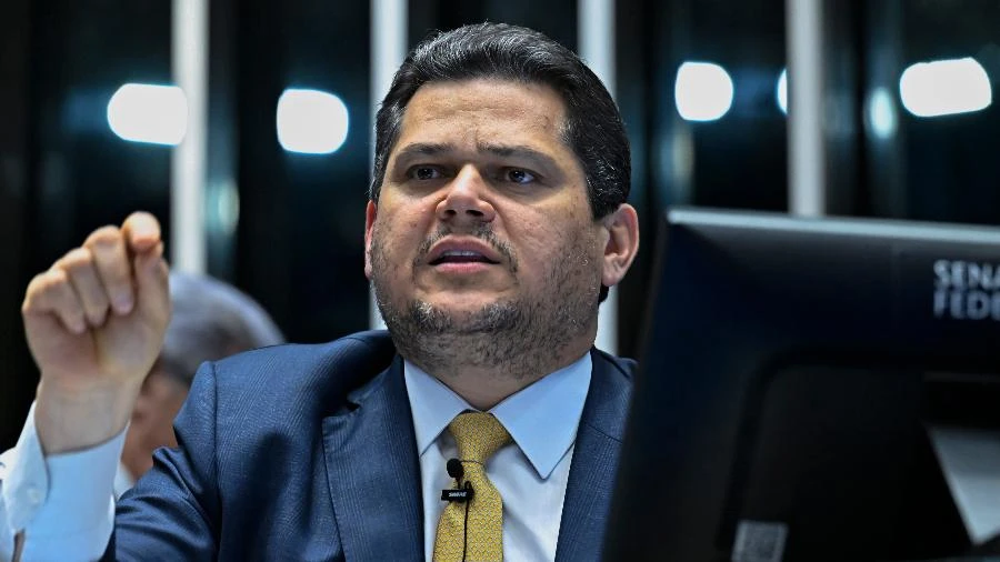 Aliados veem Alcolumbre 'lavando as mãos' se escolha de Lula for Messias Daniela Lima