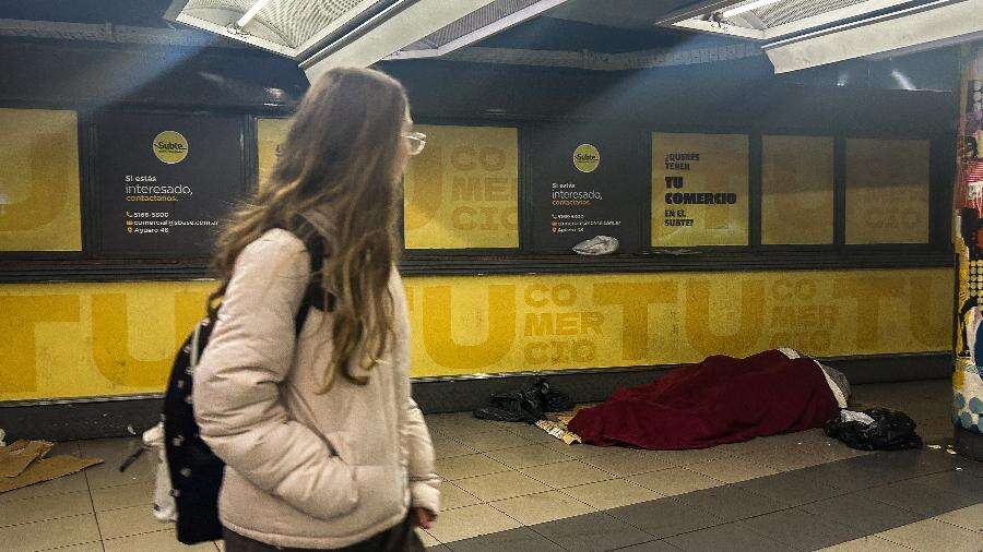 Crise econômica aumenta número de pessoas morando no metrô de Buenos Aires Coluna de Amanda Cotrim