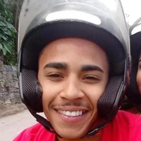 Motoboy negro é abordado com arma enquanto aguardava encomenda em shopping