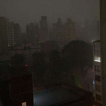 Moradores de SP continuam sem luz 14 horas após temporal