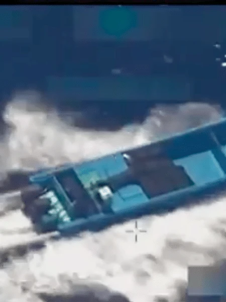 Pela 1ª vez, EUA fazem ataque aéreo e afundam barco perto da América do Sul