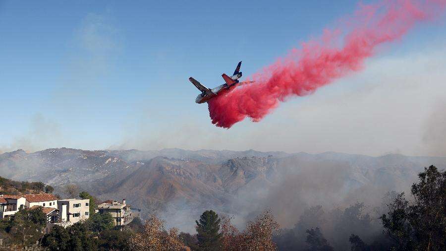 O que é o pó rosa usado para apagar fogo que colore os céus de Los Angeles?