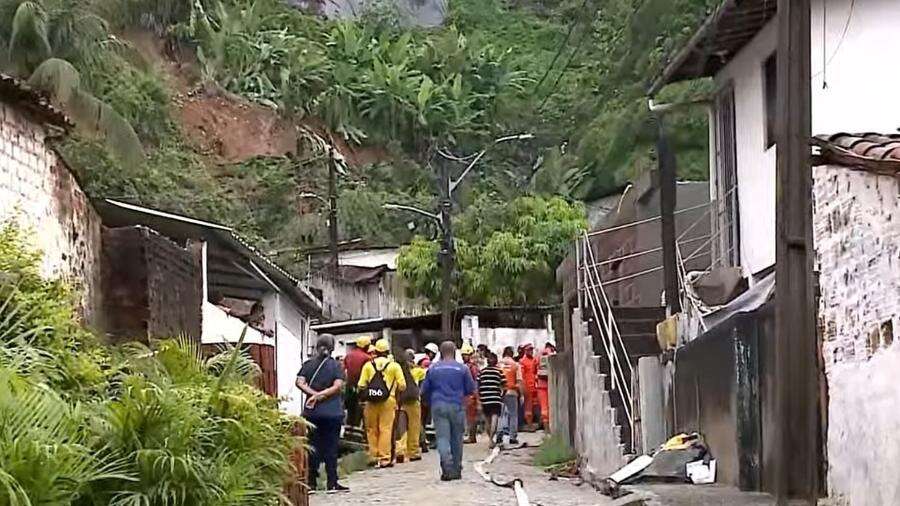 Chuvas no Recife: queda de barreira deixa mulher morta e filha desaparecida